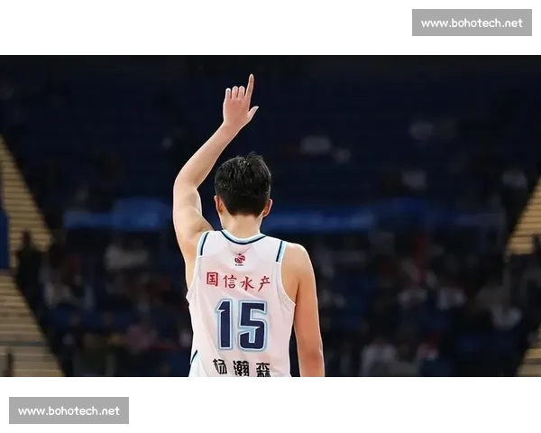杨瀚森 7 分钟 2 帽 + 暴扣！通道采访力挺新帅，包子梗逗笑全场